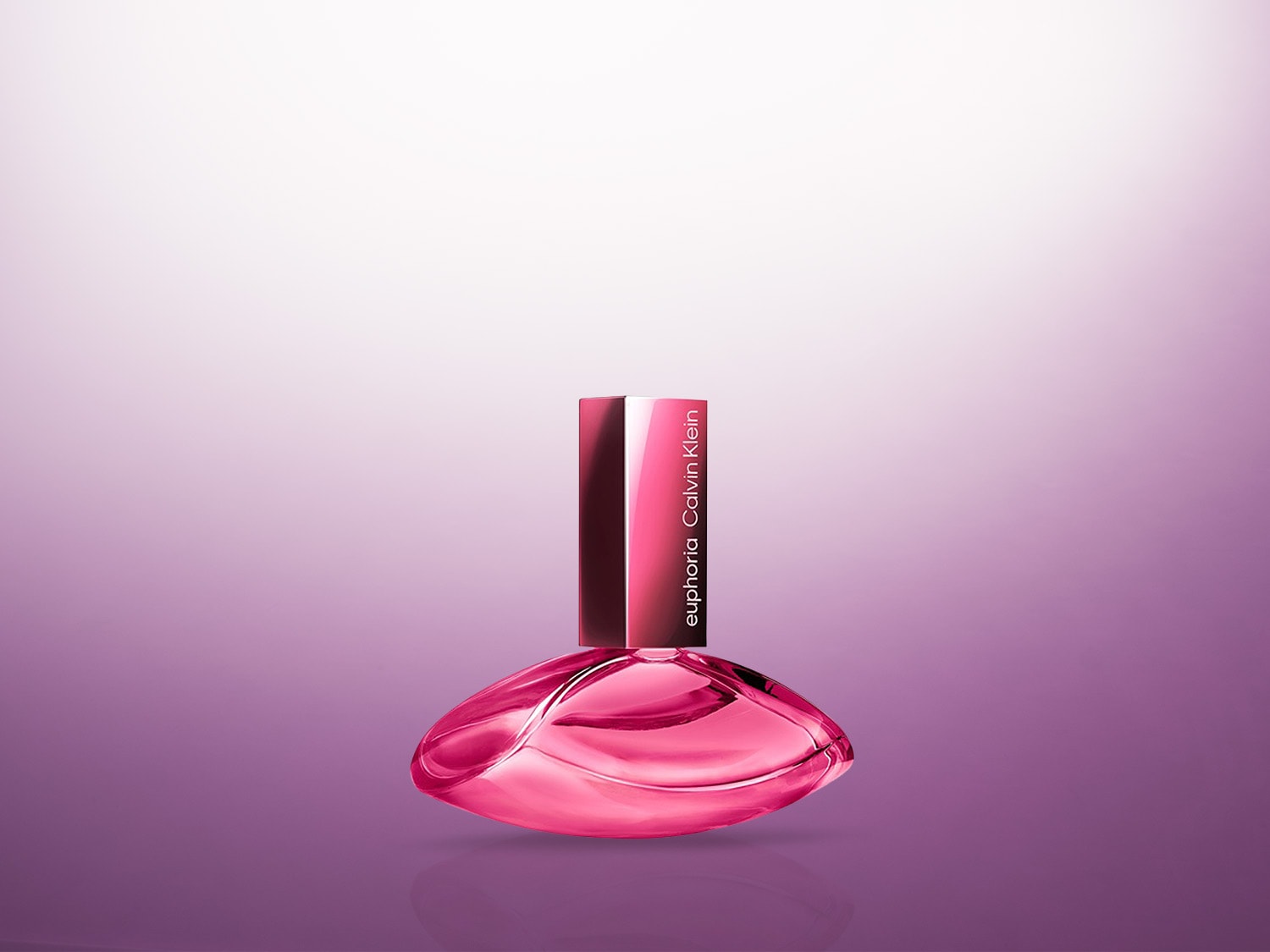 Der Calvin Klein Euphoria Duft präsentiert sich in einem pinkfarbenen Flakon mit einem glänzenden, rechteckigen Verschluss.