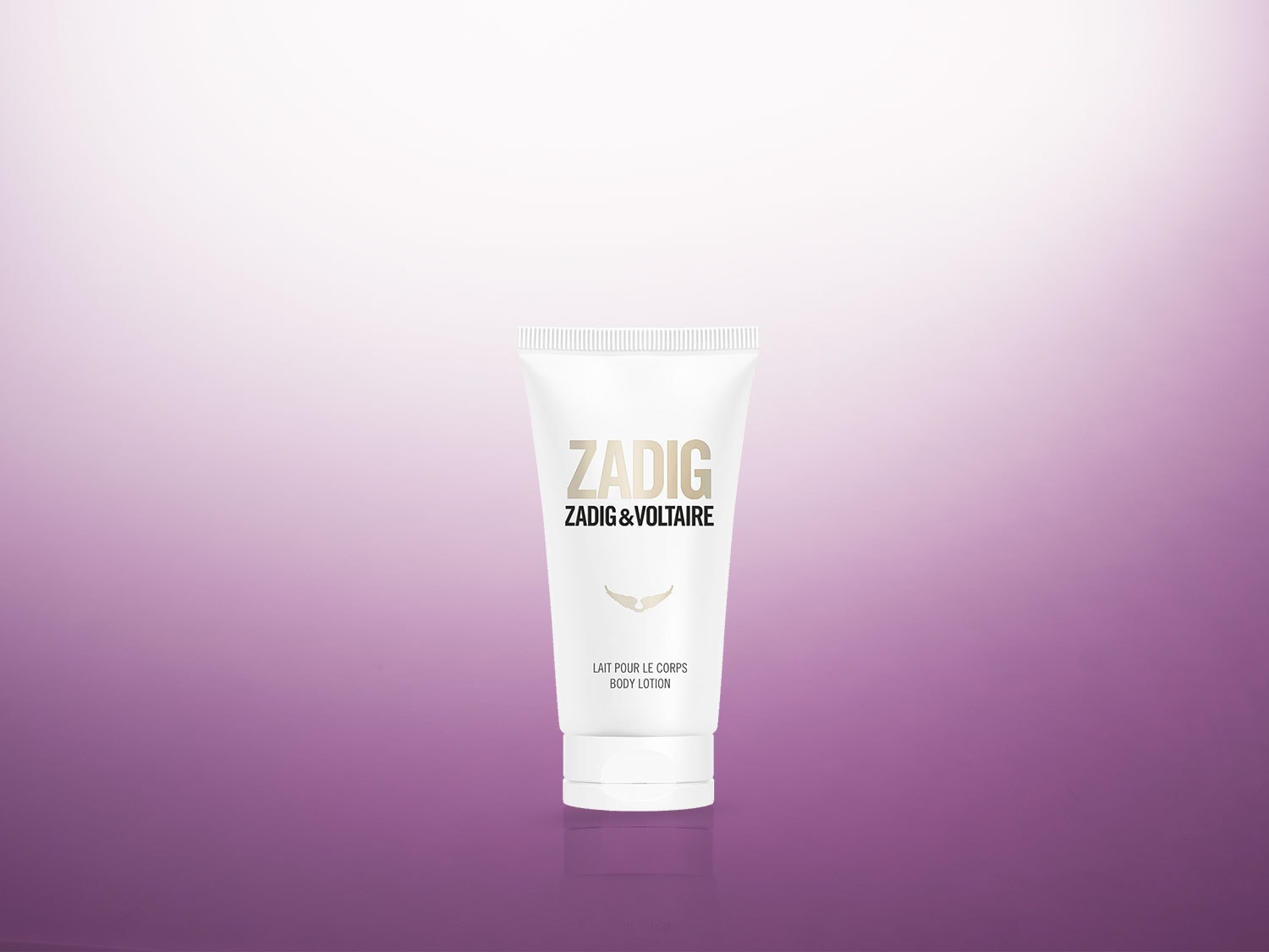 Weiße Tube Zadig & Voltaire Körperlotion mit goldener Schrift auf einem violetten Hintergrund.