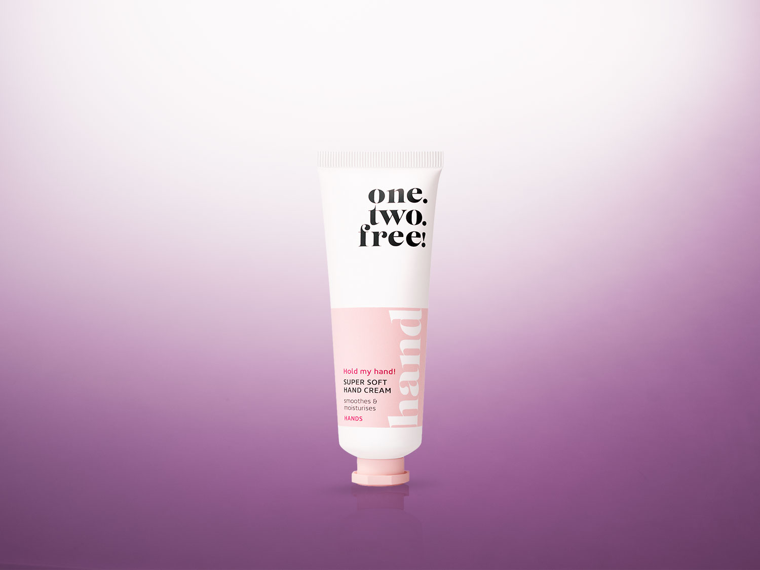 Die weiße Tube "one.two.free!" Handcreme mit rosa Akzenten verspricht superweiche Hände durch Feuchtigkeitspflege.
