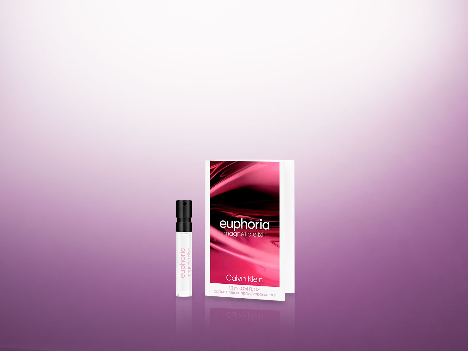 Ein Calvin Klein Euphoria Magnetic Elixir Parfüm-Intensivspray, präsentiert in einer durchsichtigen 1,2-ml-Probierflasche und einer passenden pinkfarbenen Verpackung.