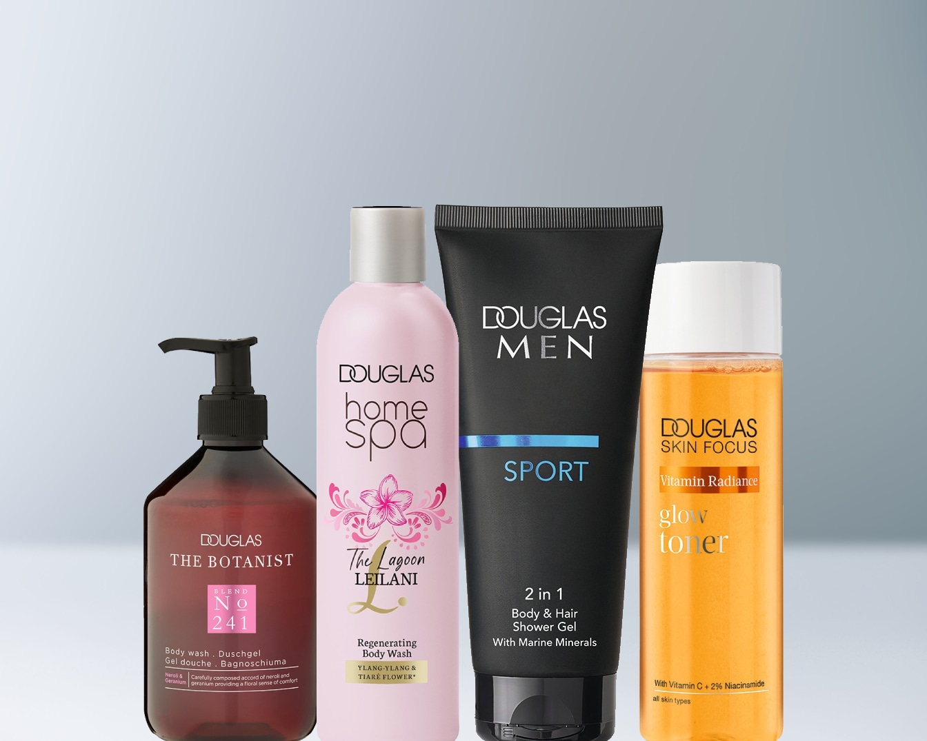Cztery produkty do pielęgnacji ciała Douglas: The Botanist w brązowej butelce z pompką, Home Spa w różowej butelce, Douglas Men Sport w czarnej tubie i Skin Focus Vitamin Radiance Glow Toner w przezroczystej butelce z pomarańczowym płynem.