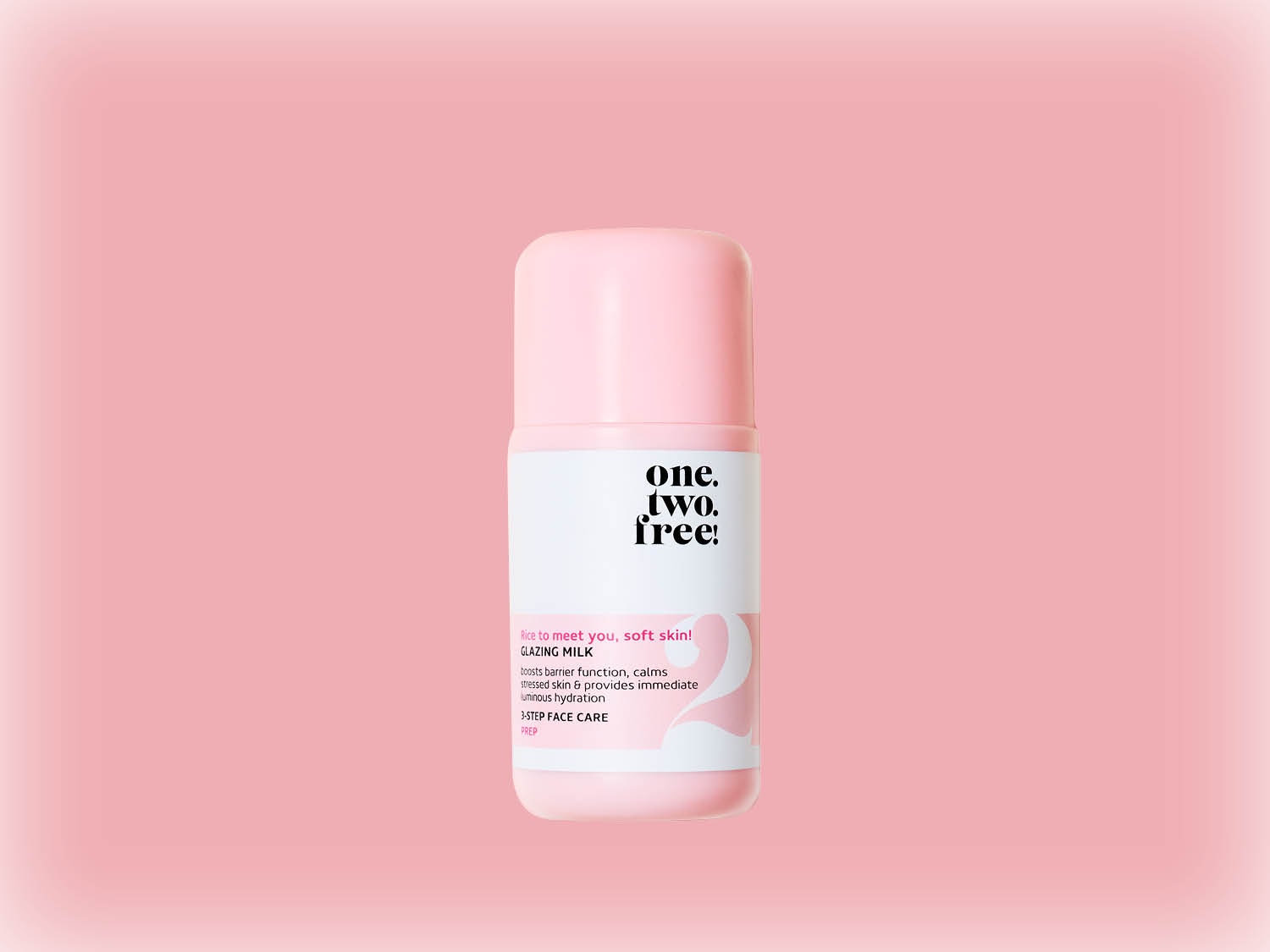 Voici le lait glacé One.Two.Free ! dans un flacon rose, conçu pour booster la barrière cutanée, apaiser la peau stressée et hydrater immédiatement, un soin préparatoire en 3 étapes.