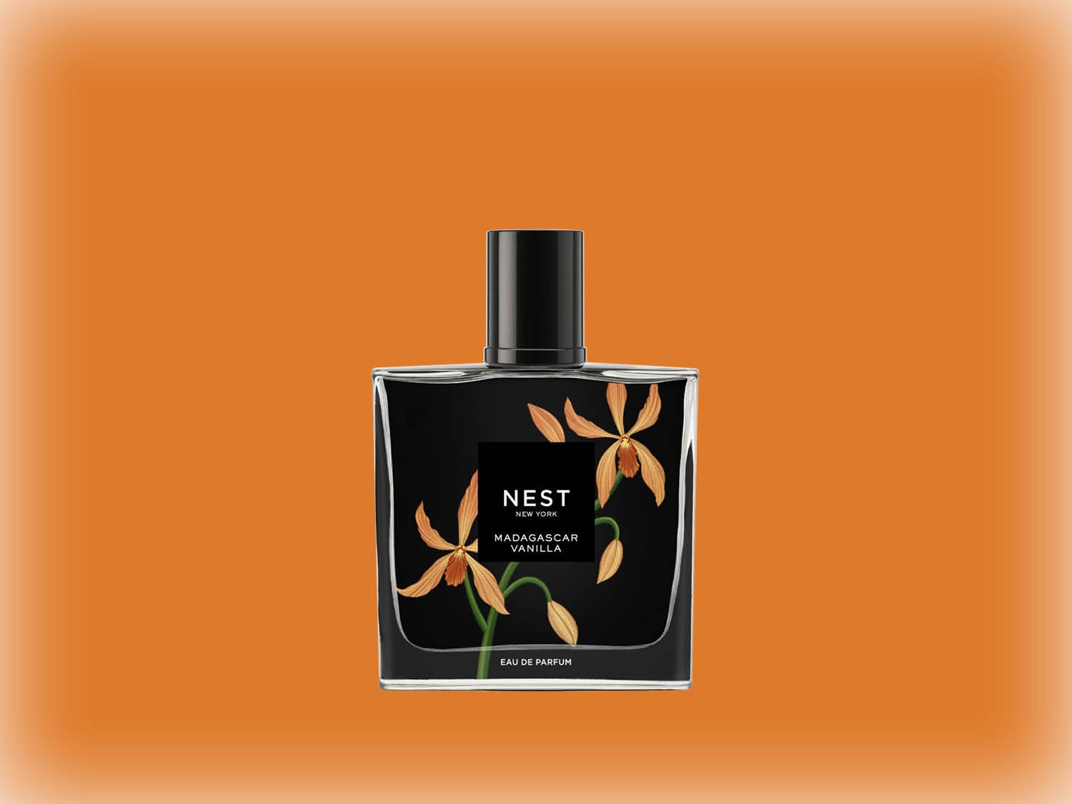 Voici le parfum Madagascar Vanilla de Nest New York, présenté dans un flacon noir orné de fleurs vanillées.