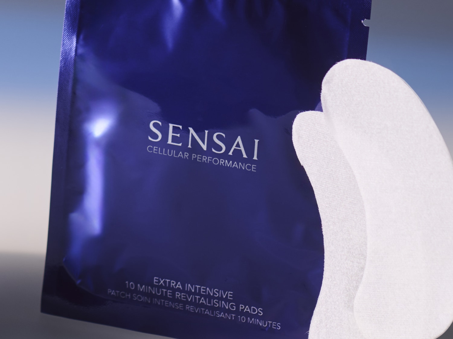 Modré balení revitalizačních polštářků SENSAI Cellular Performance pro extra intenzivní 10minutovou péči.