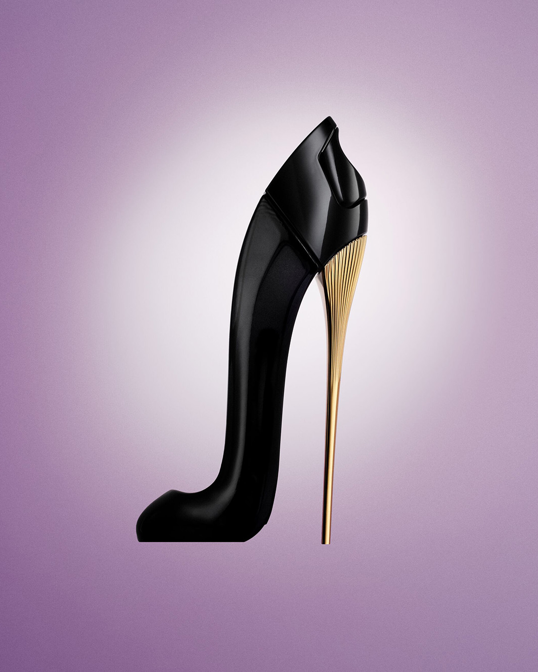 Le parfum Good Girl de Carolina Herrera, un flacon noir en forme d'escarpin à talon aiguille doré, évoquant l'élégance et la féminité.