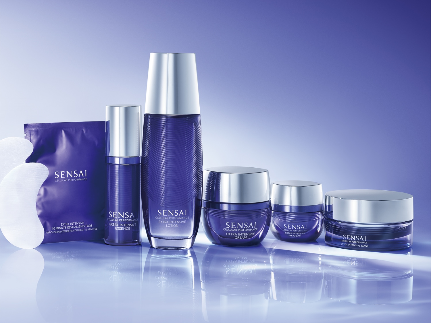 Súprava pleťovej kozmetiky Sensai Cellular Performance Extra Intensive obsahuje revitalizačné vankúšiky, esenciu, pleťovú vodu, krém, očný krém a masku v modrých a strieborných obaloch.
