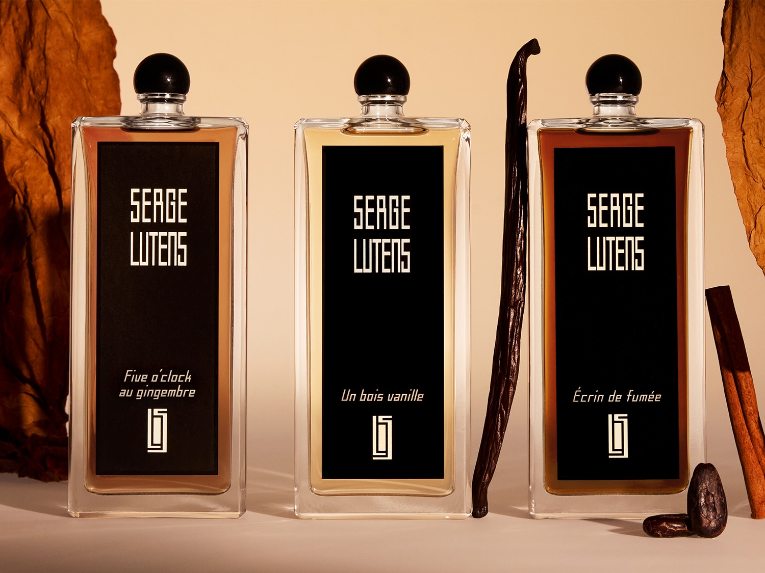 Découvrez les parfums Serge Lutens : Five o'clock au gingembre, Un bois vanille et Écrin de fumée, chacun offrant une expérience olfactive unique.