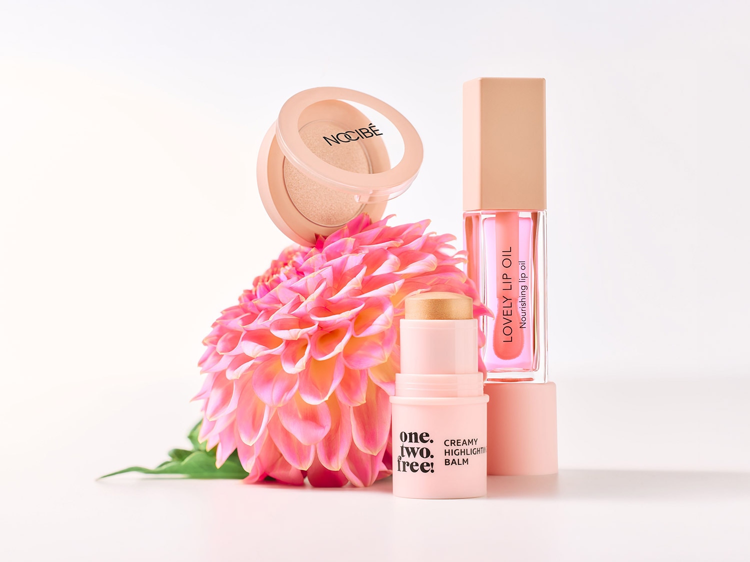 Découvrez un blush Nocibé nacré, une huile à lèvres Lovely Lip Oil et un baume enlumineur One.Two.Free! pour un teint éclatant.