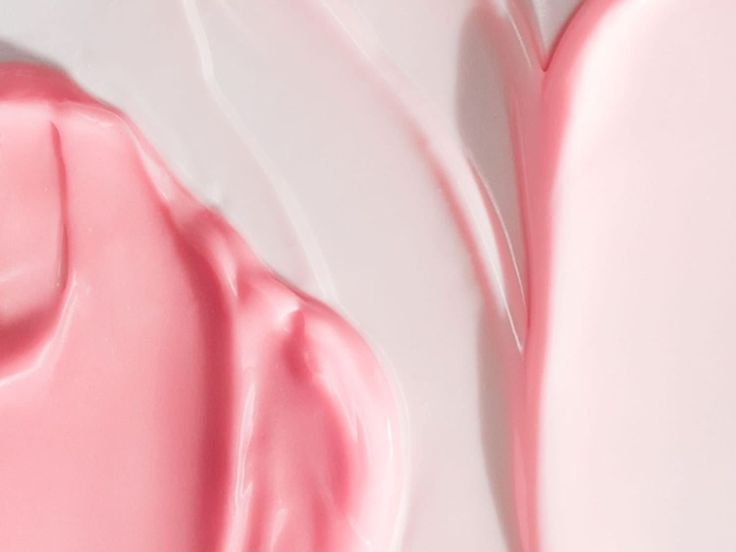 Texture cremosa rosa e bianca, ideale per idratare e illuminare la pelle.