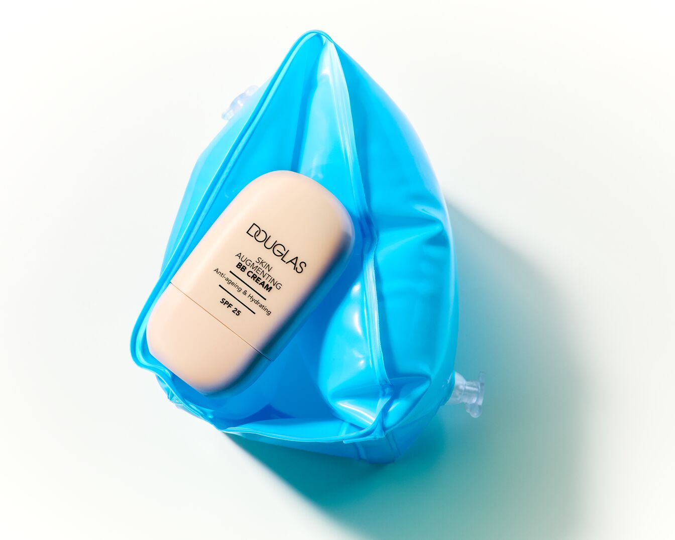 Douglas Skin Augmenting BB Cream mit Lichtschutzfaktor 25, verpackt in einer hellblauen, glänzenden Tasche.