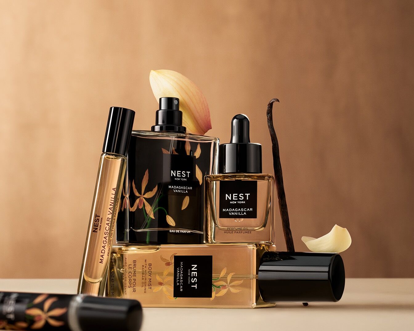 NEST New York Madagaskaro vanilės kvapų kolekcija su gėlių natomis, įskaitant kūno dulksną, parfumerinį aliejų ir Eau de Parfum.