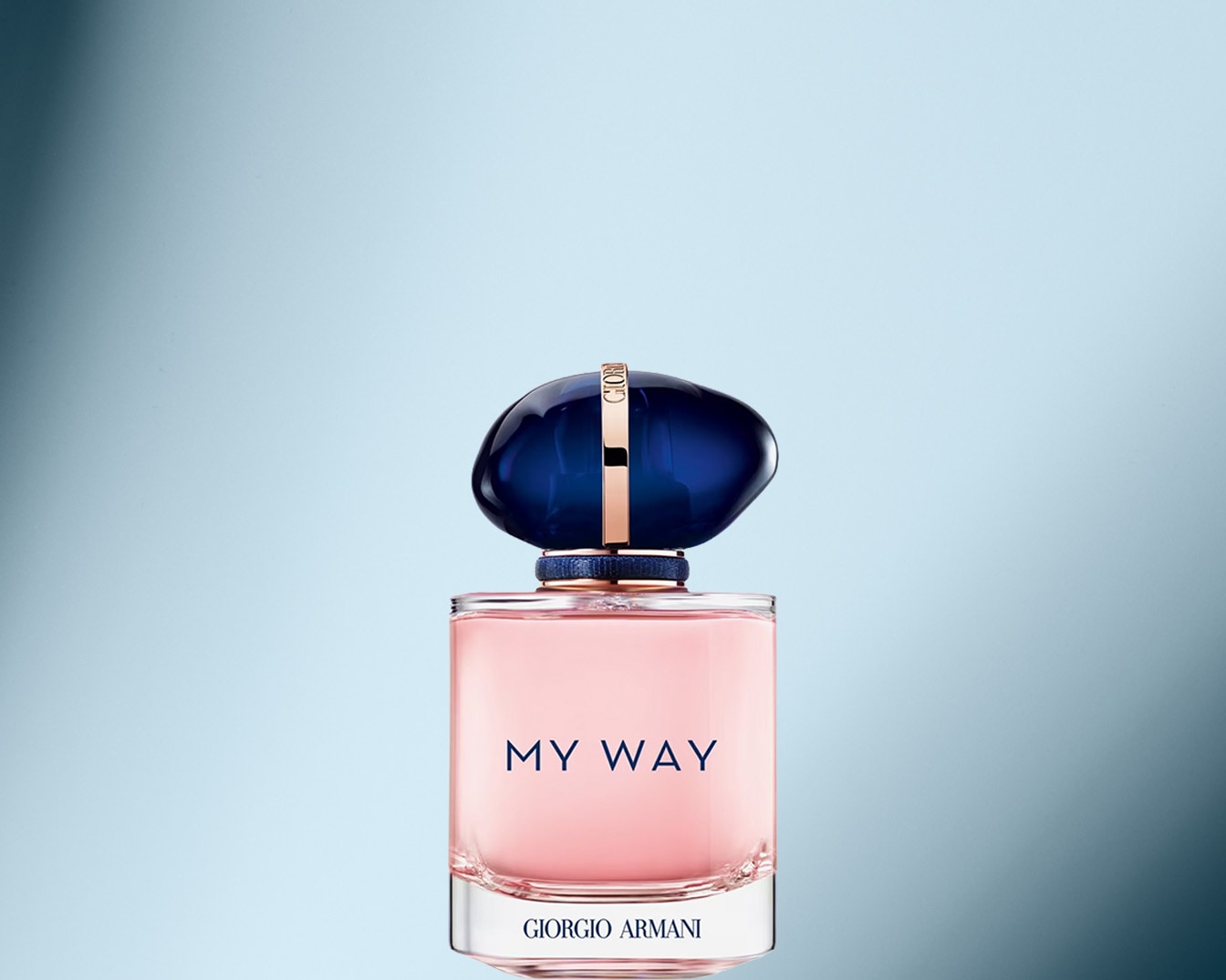Der Giorgio Armani Duft „My Way“ präsentiert sich in einem eleganten Flakon mit einem tiefblauen, abgerundeten Verschluss und einem zartrosa Inhalt.