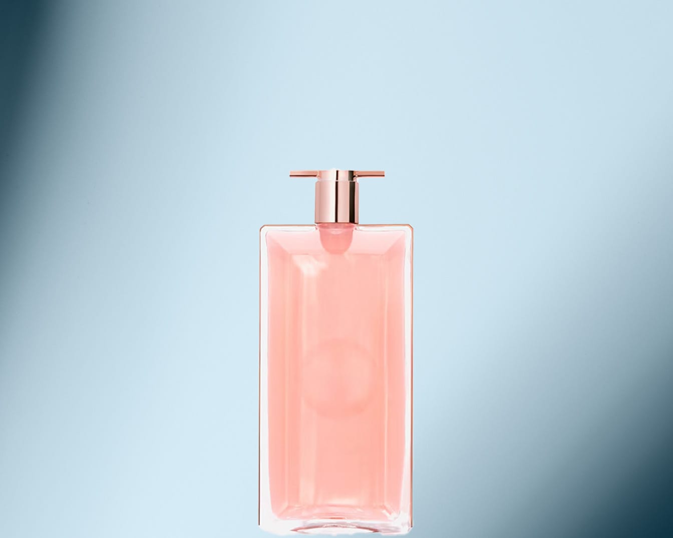 Ein rechteckiger, transparenter Flakon mit rosafarbenem Inhalt und einem goldenen Verschluss auf hellblauem Hintergrund.
