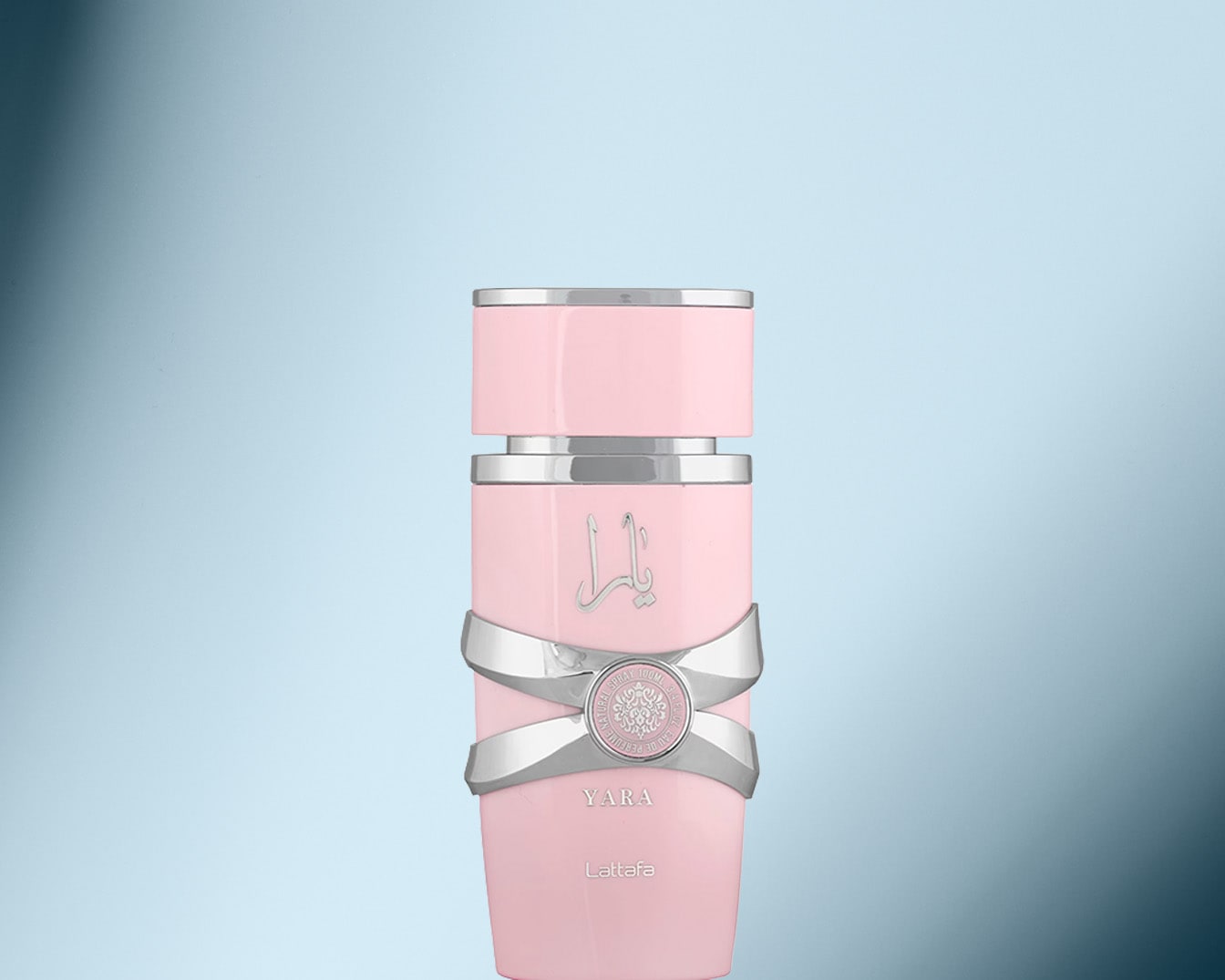 Der zartrosa Flakon von Yara Lattafa Eau de Parfum mit silbernen Akzenten versprüht einen Hauch von Eleganz.