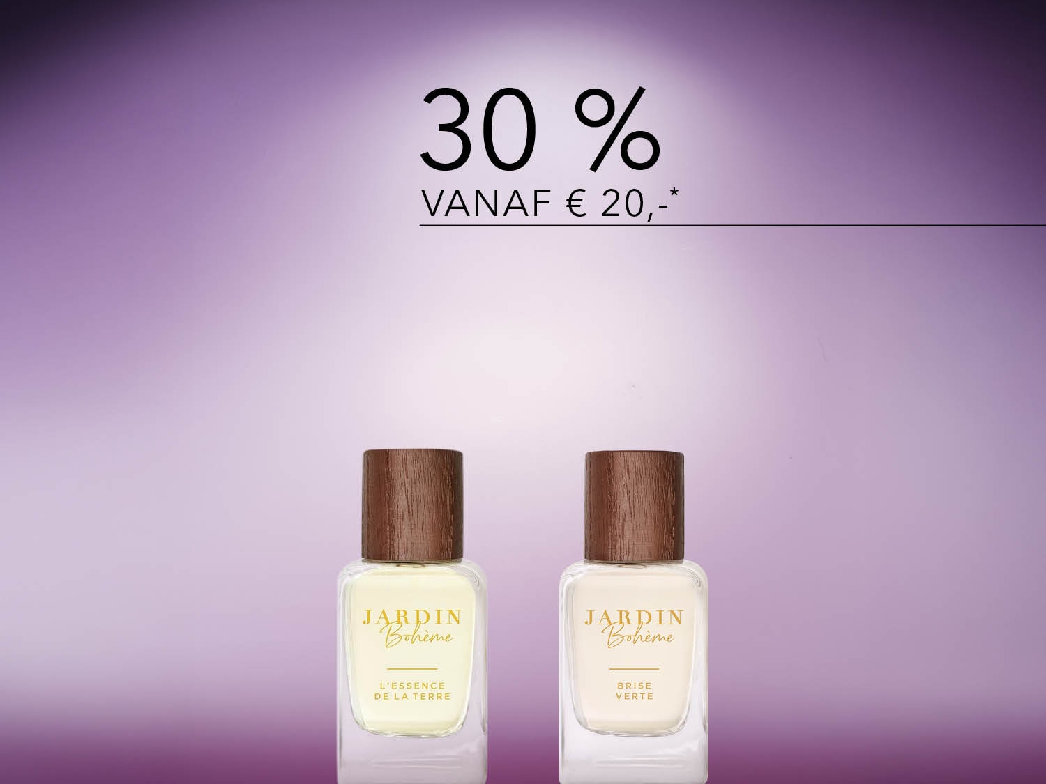 Geniet van 30% korting vanaf € 20,- op Jardin Bohème parfums, verkrijgbaar in L'Essence de la Terre en Brise Verte, beide gepresenteerd in heldere glazen flesjes met houten doppen.