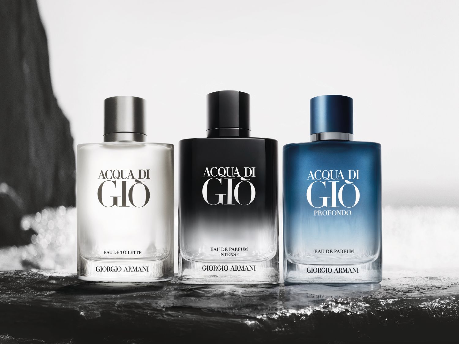 Három üveg Giorgio Armani Acqua di Giò parfüm látható: Eau de Toilette, Eau de Parfum Intense és Profondo, mindegyik elegáns üvegben.