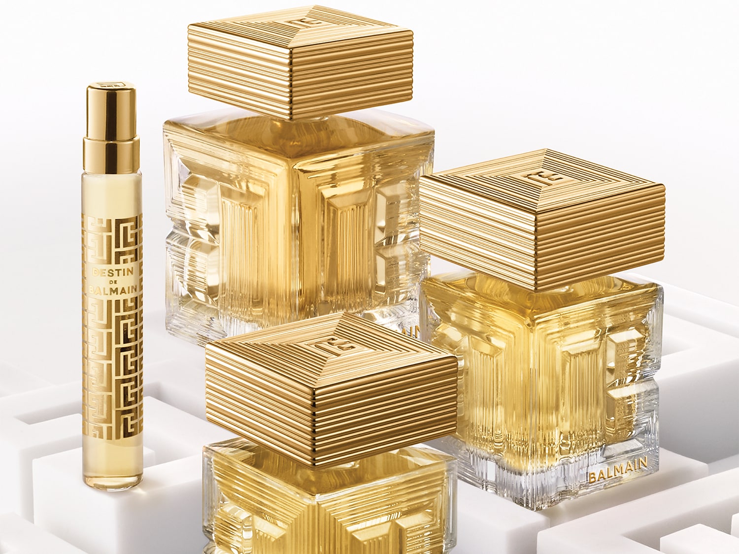 Ecco il profumo Destin de Balmain, con il suo flacone dorato e il tappo squadrato, simbolo di lusso e raffinatezza.