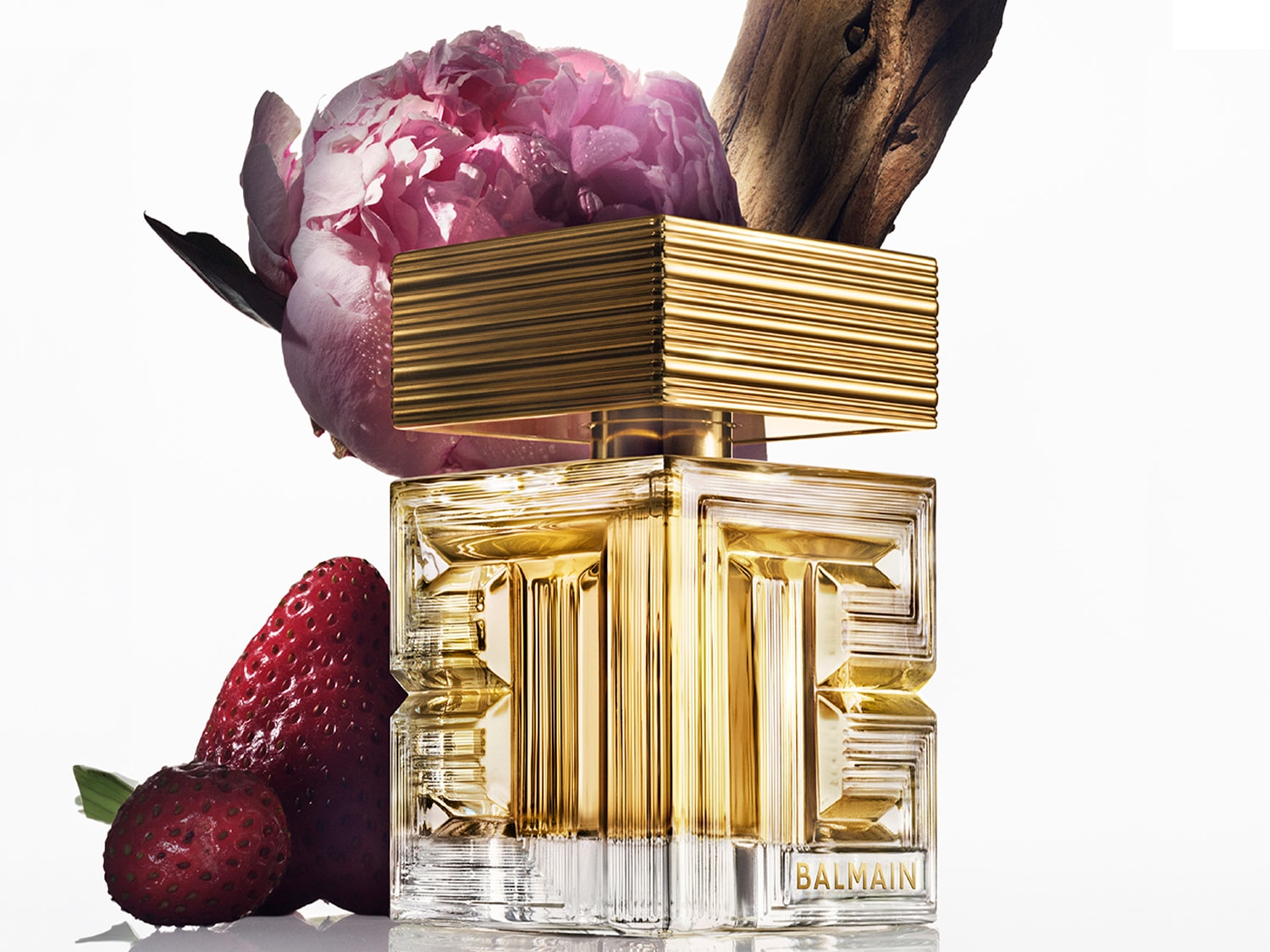 Ecco il profumo Balmain, racchiuso in un flacone dorato con accenti di fragola e peonia, che evoca un'eleganza fruttata e floreale.