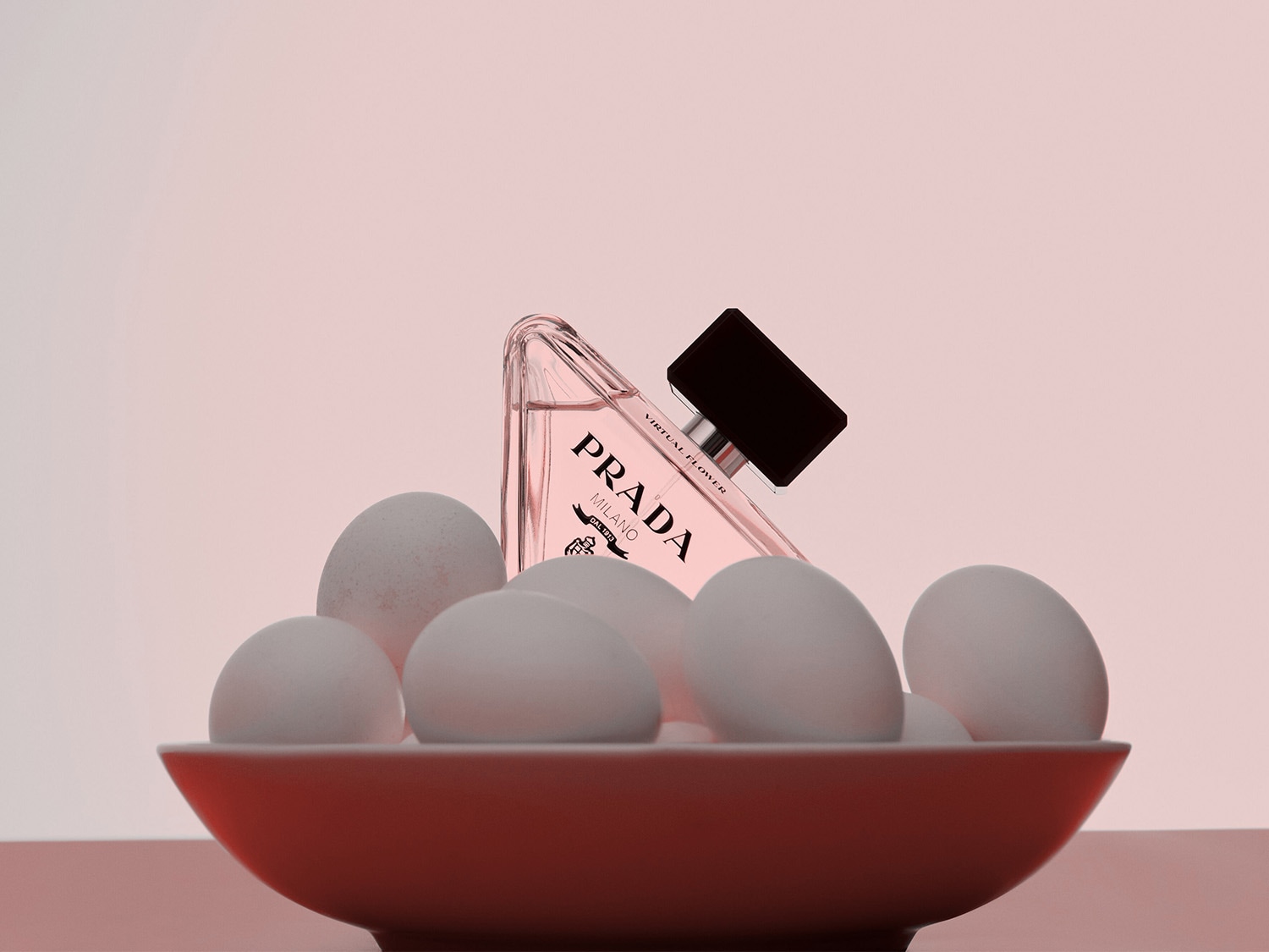 Dans un bol rouge rempli d'œufs blancs, un flacon de parfum Prada rose clair se dresse, son bouchon noir ajoutant une touche d'élégance.