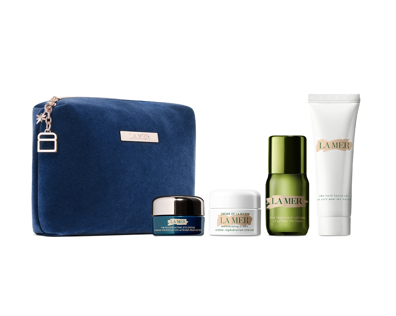 Sada pleťové kosmetiky La Mer obsahuje oční krém, hydratační krém, pleťové mléko a krém na ruce, vše uložené v modré kosmetické taštičce.