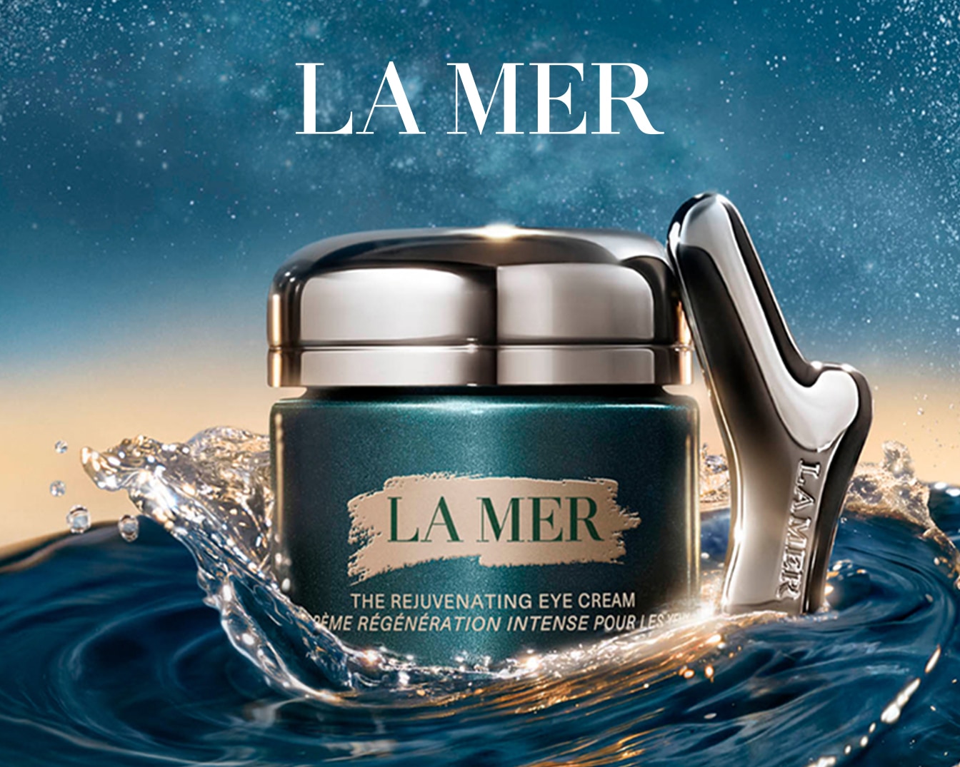 Zvlhčující oční krém La Mer v zelenomodré sklenici se stříbrným víčkem a stříbrným aplikátorem, vše v mořské vodě.