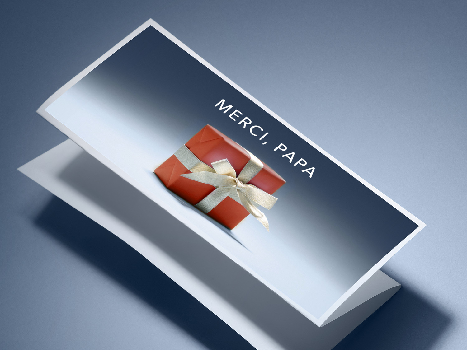 Une carte élégante souhaite un joyeux « Merci, Papa » avec un petit cadeau orange orné d'un ruban doré.