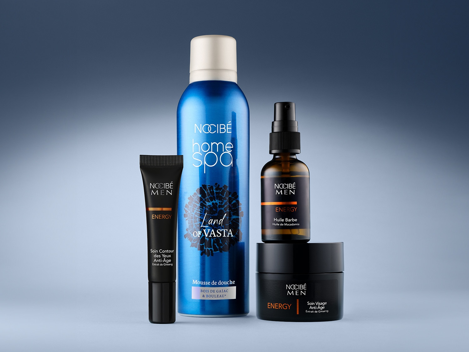 Découvrez la gamme Nocibé Men Energy : un soin contour des yeux anti-âge à l'extrait de ginseng, une mousse de douche Bois de Gaïac et Bouleau, une huile à barbe à l'huile de macadamia et un soin visage anti-âge à l'extrait de ginseng.