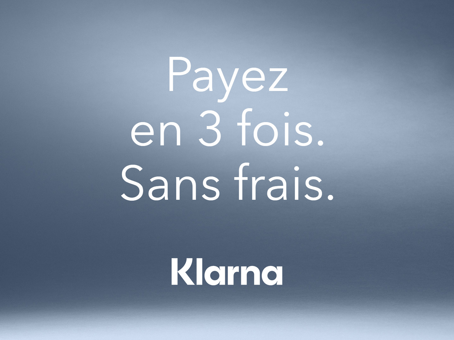 Payez en trois fois sans frais avec Klarna, sur fond bleu dégradé.