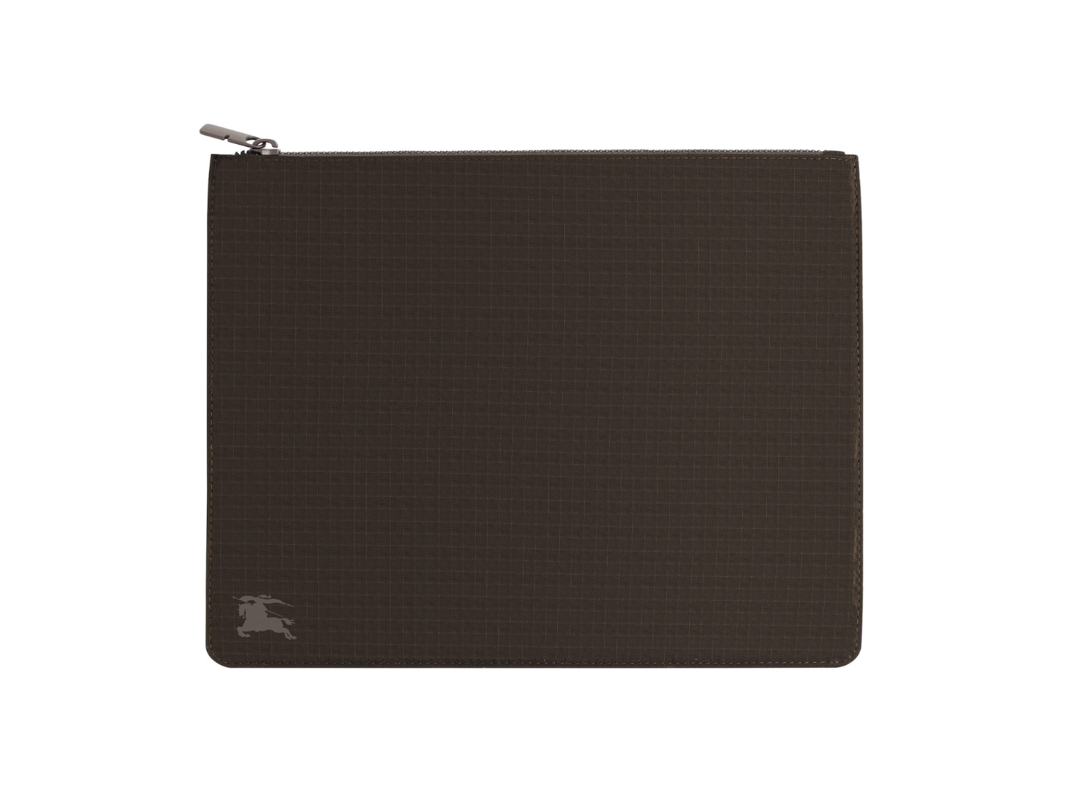 Pochette rettangolare marrone scuro con motivo a griglia e logo del cavaliere Burberry in basso a sinistra, chiusura con zip argentata.