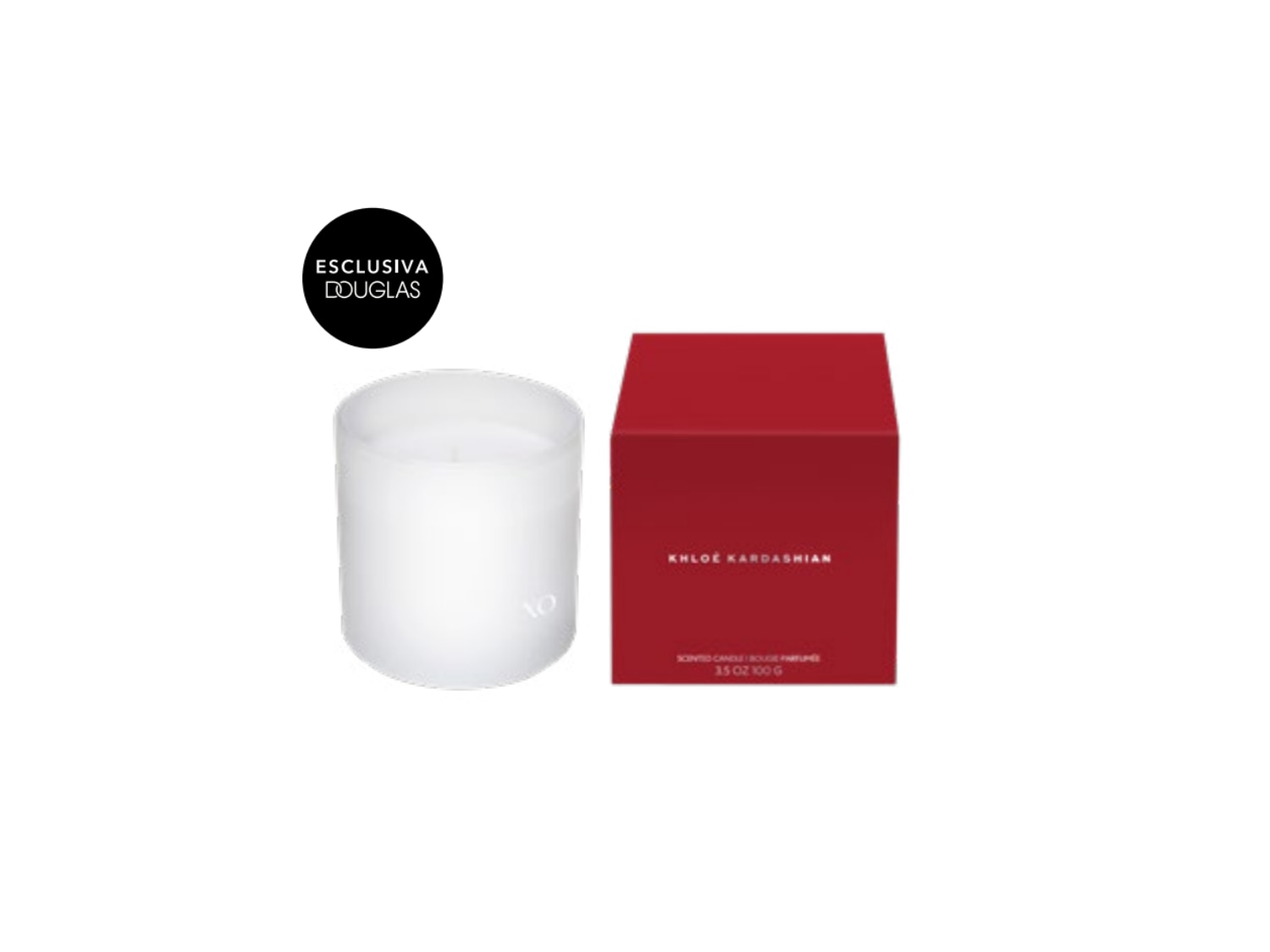 Candela profumata Khloe Kardashian in un bicchiere bianco opaco, accanto alla sua scatola rossa, esclusiva Douglas.