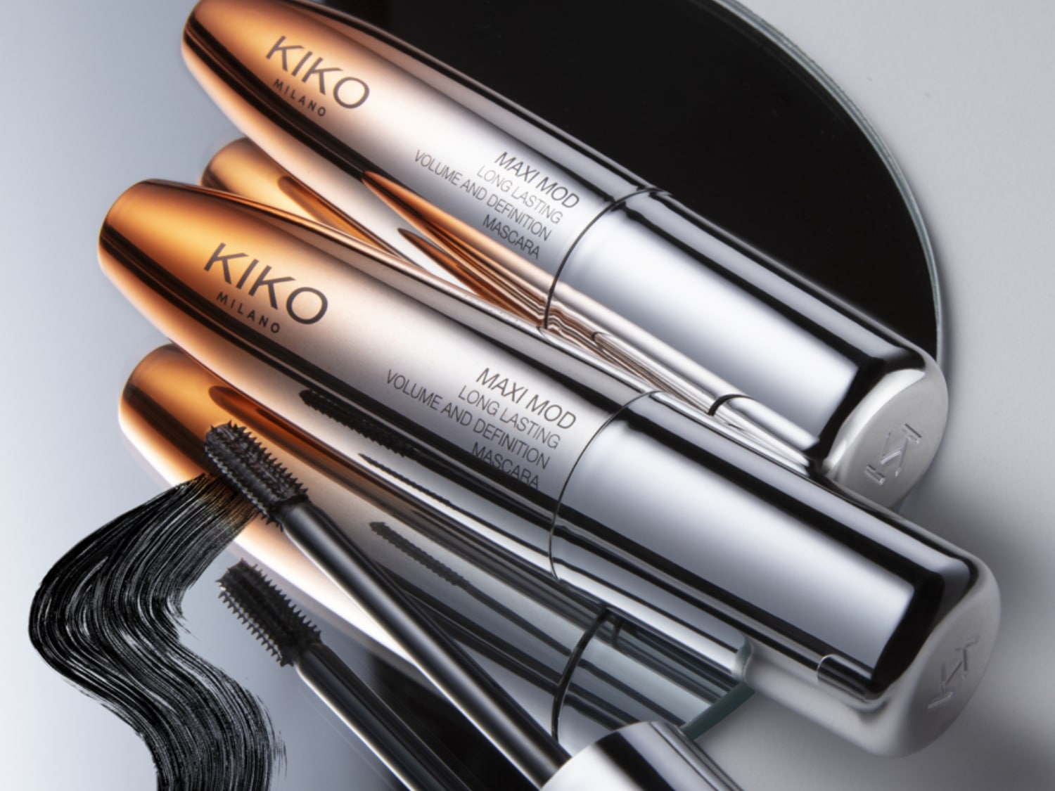 Nahaufnahme von Kiko Milano Maxi Mod Long Lasting Mascara in einer silbernen und goldenen Verpackung, die Volumen und Definition verspricht.