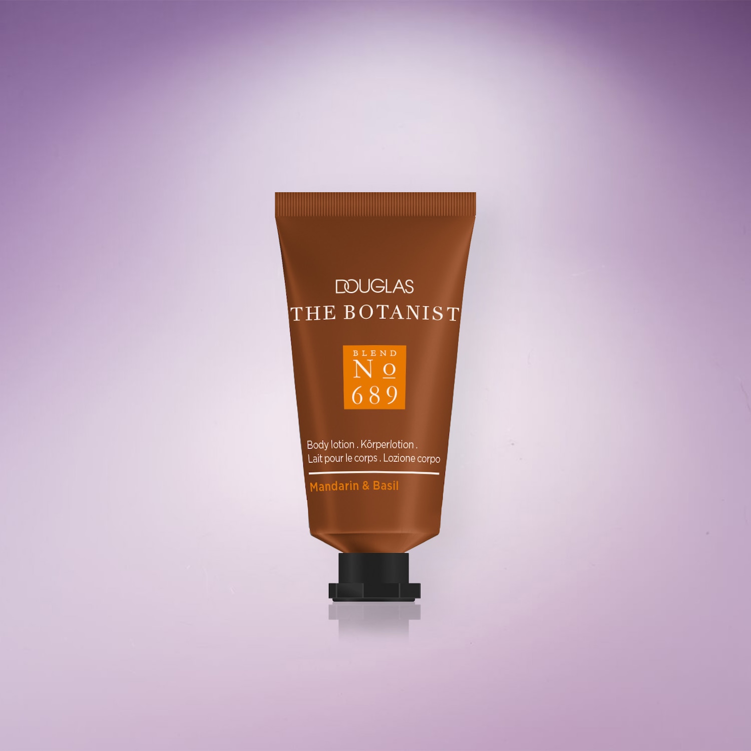 Die Körperlotion Douglas The Botanist Blend No. 689 Mandarin &amp; Basil in einer braunen Tube mit schwarzem Verschluss.