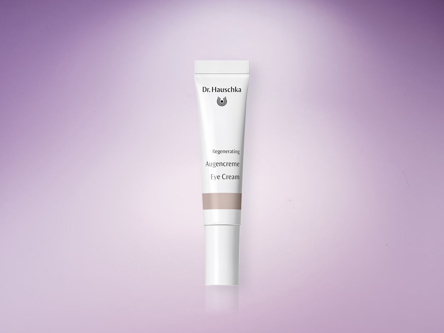 Dr. Hauschka Regenerating Augencreme in einer weißen Tube mit hellbraunem Akzentband, die eine sanfte Augenpflege verspricht.