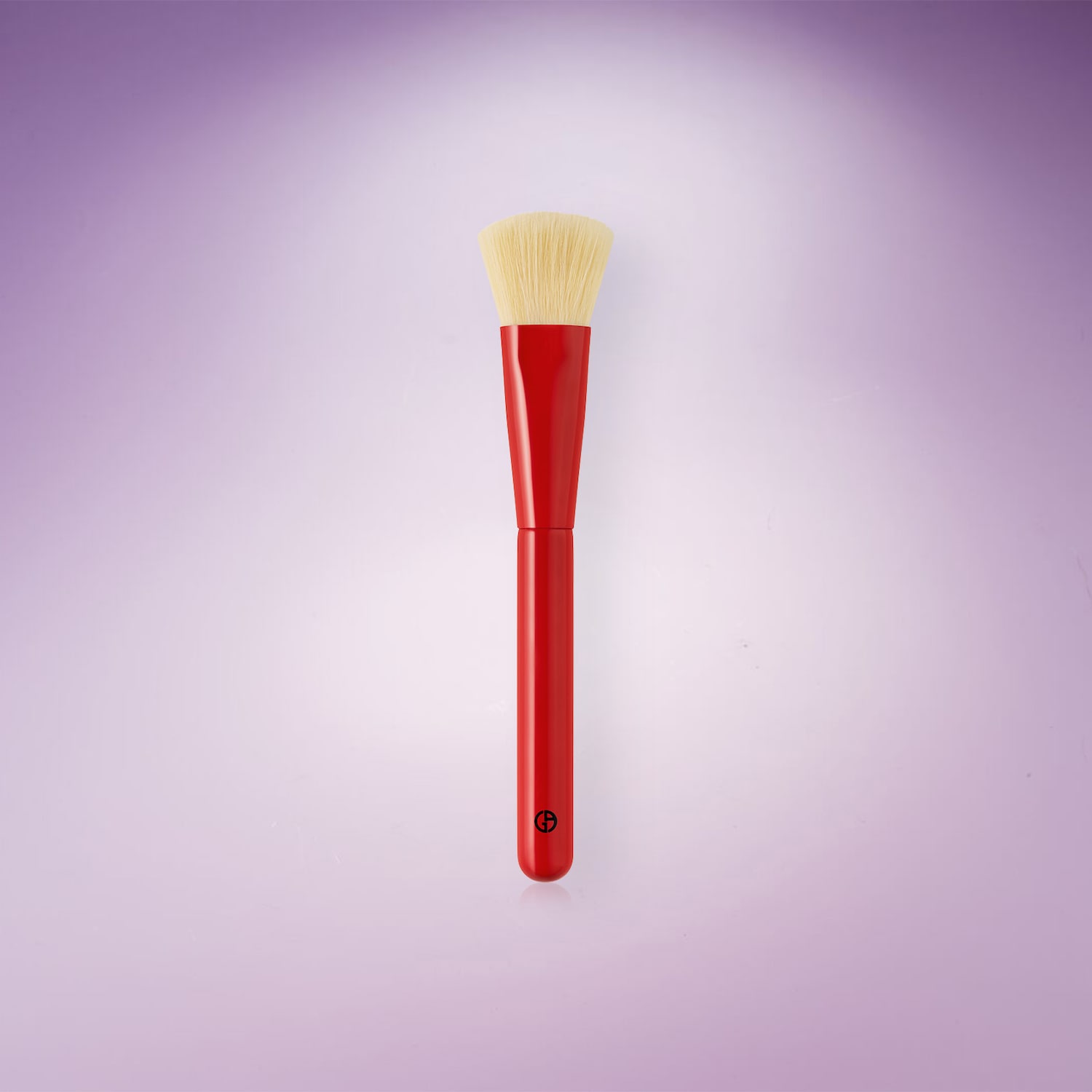 Nahaufnahme eines Make-up-Pinsels mit roten Griff und hellen Borsten, ideal zum Auftragen von Make-up.