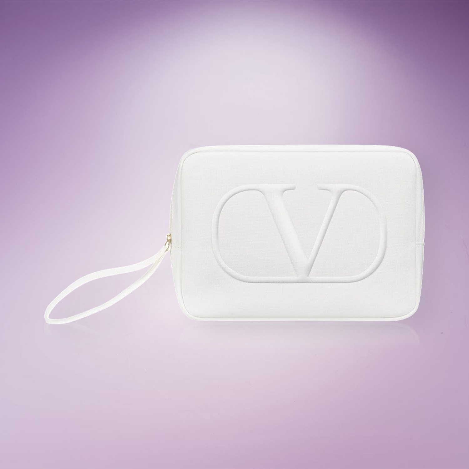 Eine weiße Kosmetiktasche mit einem geprägten Valentino-Logo auf einem violetten Hintergrund, ideal zur Aufbewahrung Ihrer Schönheitsutensilien.