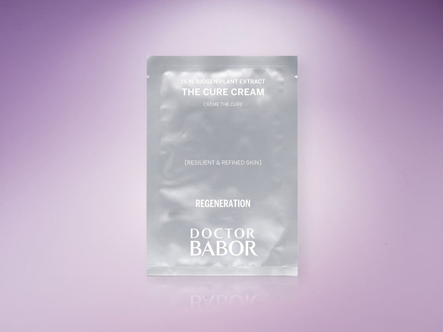 Voici un sachet argenté de Crème The Cure de Doctor Babor, enrichie à 15% d'extrait de plantes biogènes, promettant une peau résiliente et raffinée pour une régénération intense.