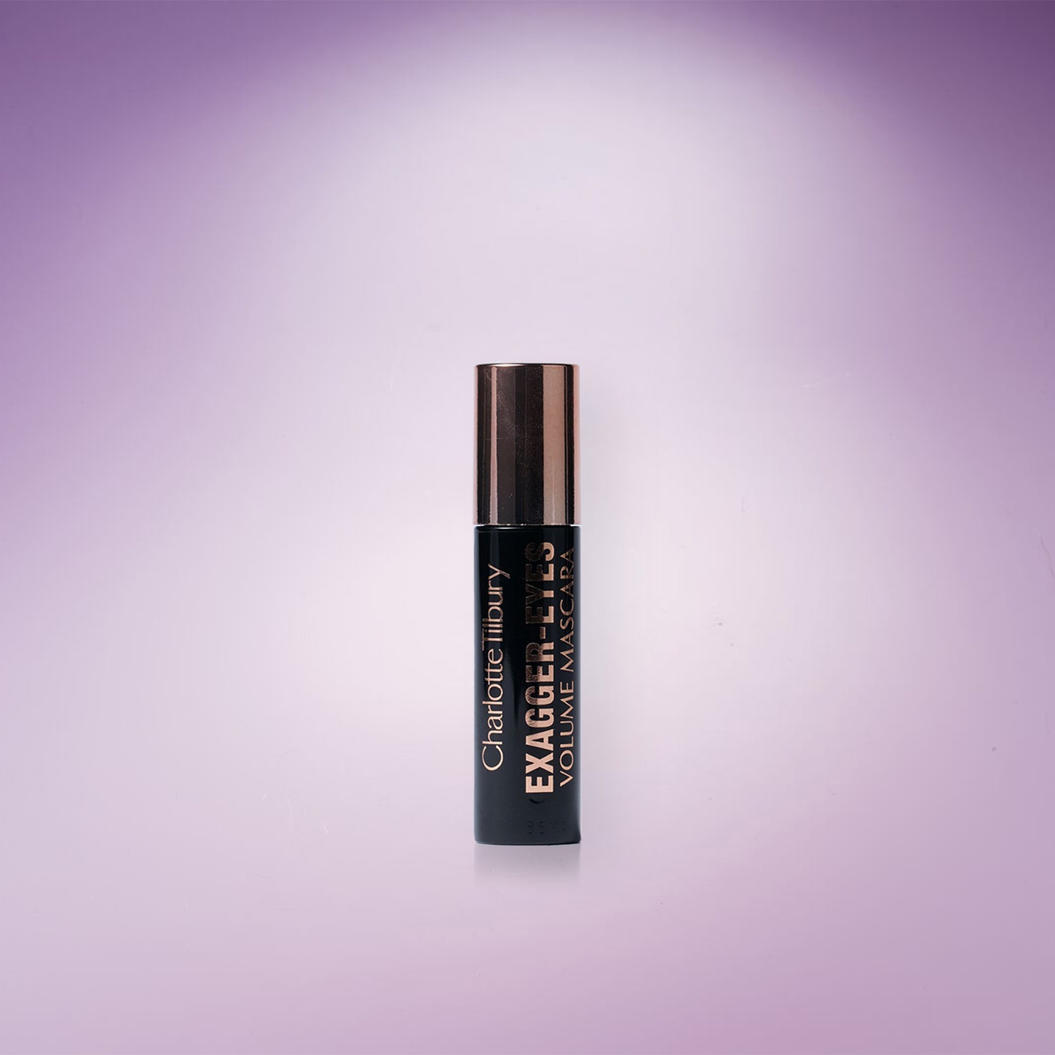 Voici le mascara volume Exagger-Eyes de Charlotte Tilbury dans son emballage noir élégant avec des détails dorés.