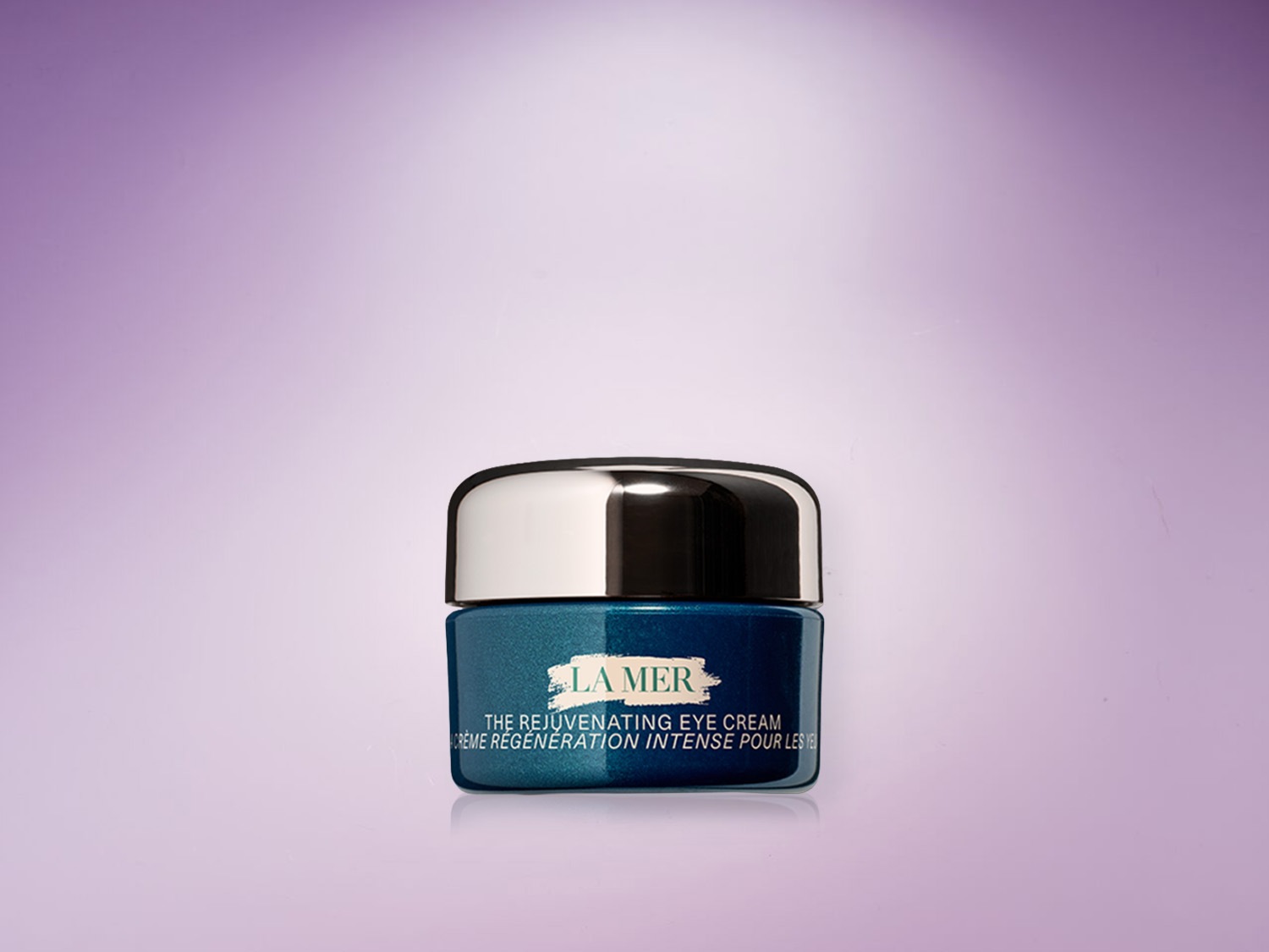 Voici le pot bleu turquoise de La Mer, The Rejuvenating Eye Cream, avec son couvercle argenté, promettant une crème régénération intense pour les yeux.