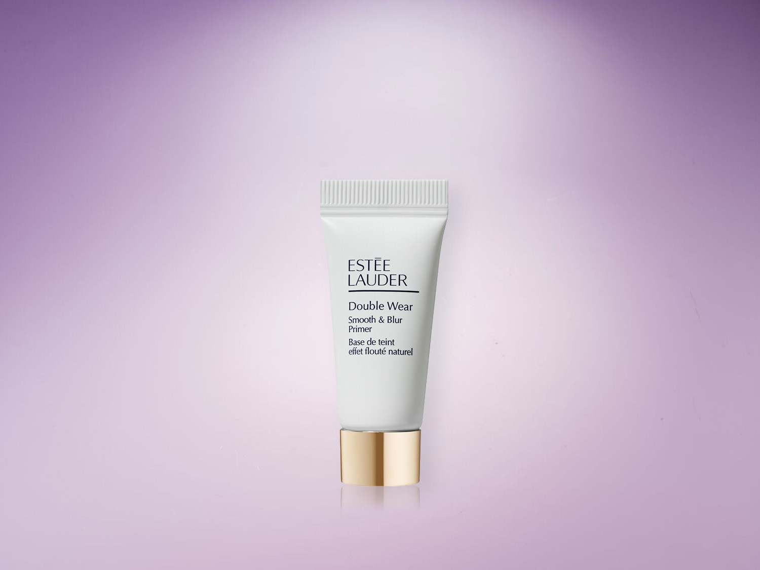 Voici le primer Double Wear Smooth & Blur d'Estée Lauder dans un tube blanc avec un bouchon doré, promettant une base de teint à effet flouté naturel.