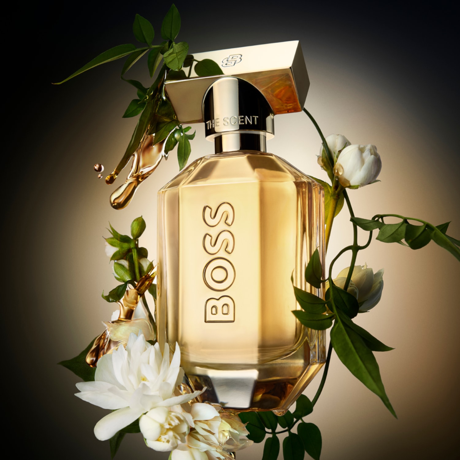 Butelka perfum BOSS The Scent otoczona białymi kwiatami i zielonymi liśćmi, z kroplami złotego płynu, tworząca luksusową i zmysłową kompozycję.