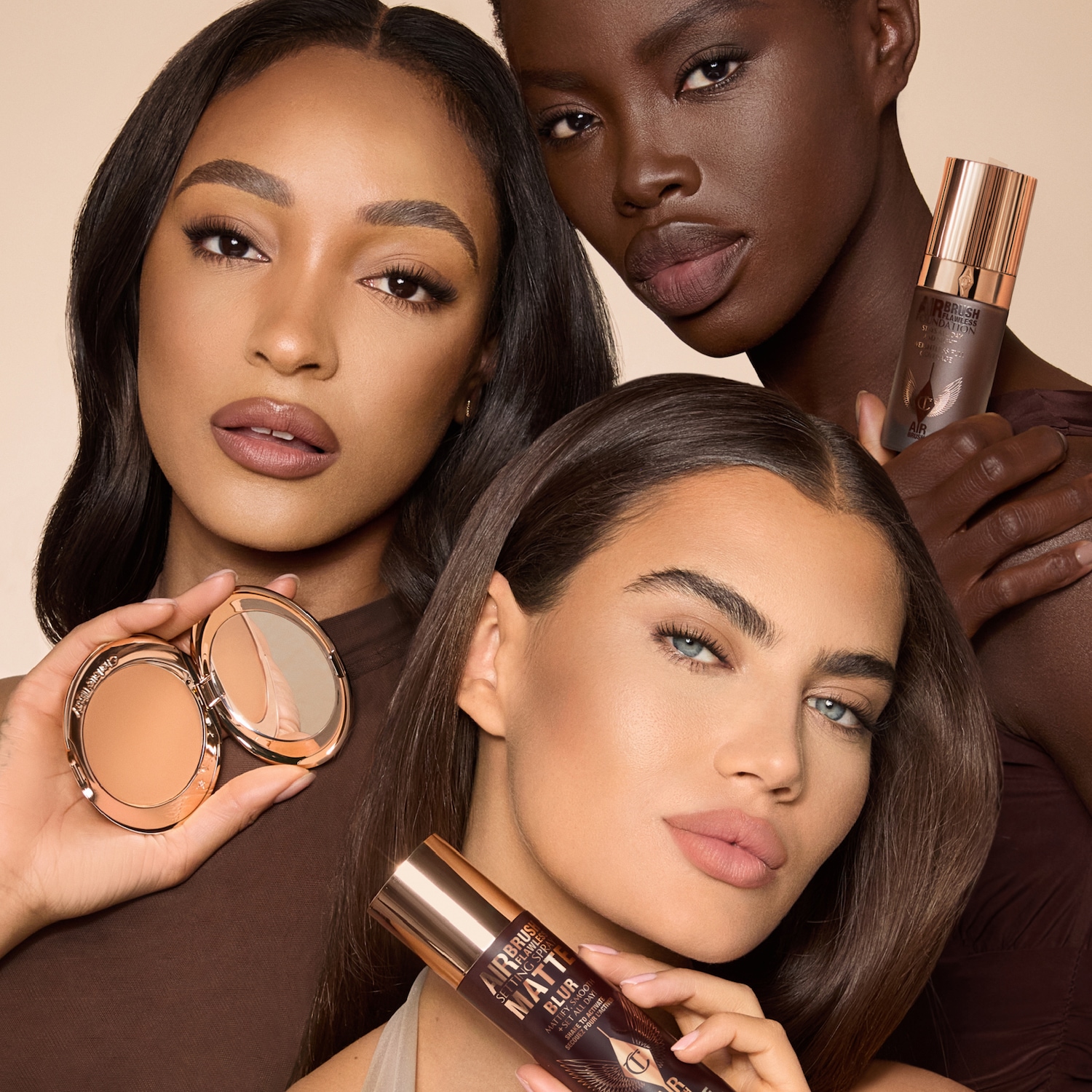 Drei Models präsentieren Charlotte Tilbury Airbrush Produkte: Puder, Foundation und Fixierspray für einen makellosen Teint.