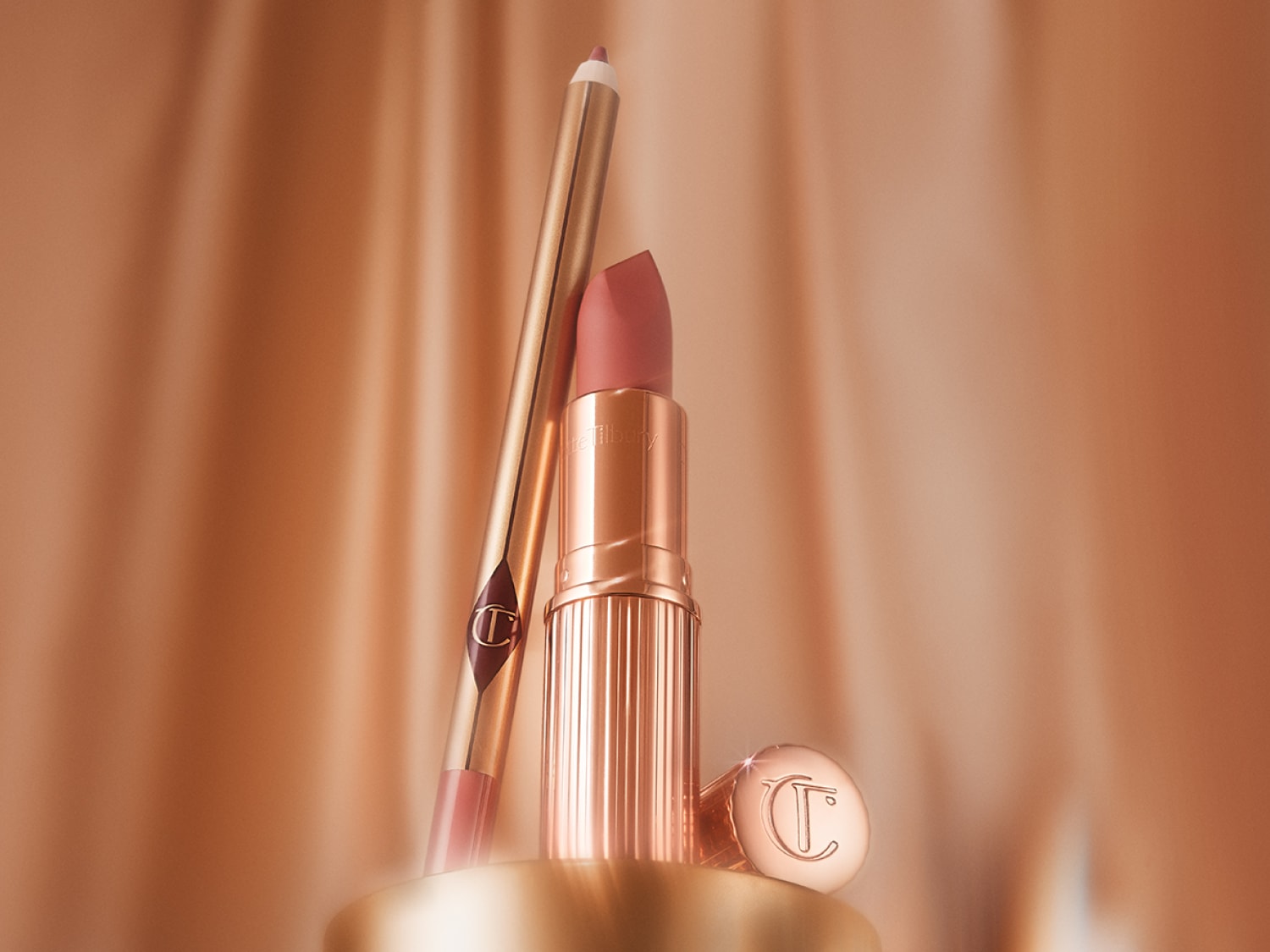 Nahaufnahme von Charlotte Tilbury Lippenstift und Lipliner in Roségold-Verpackung, die einen eleganten und raffinierten Look für die Lippen versprechen.