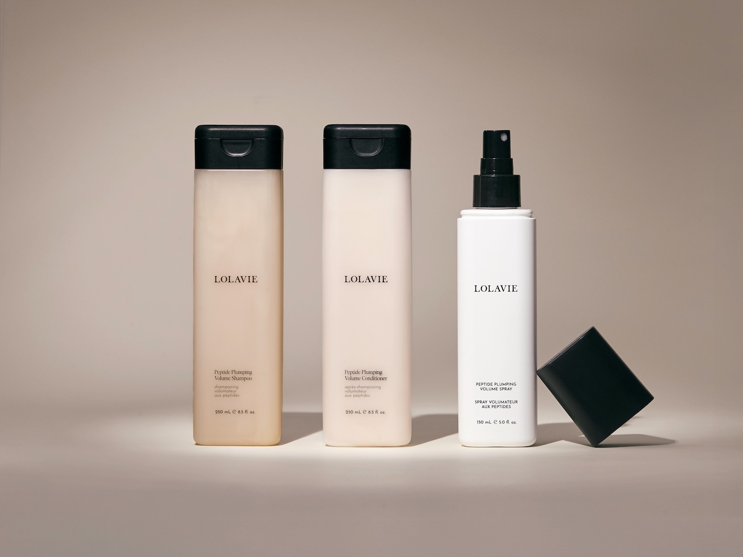 Découvrez le shampooing, l'après-shampooing et le spray volumateur Peptide Plumping de Lolavie, présentés dans des emballages élégants pour des cheveux visiblement plus volumineux.