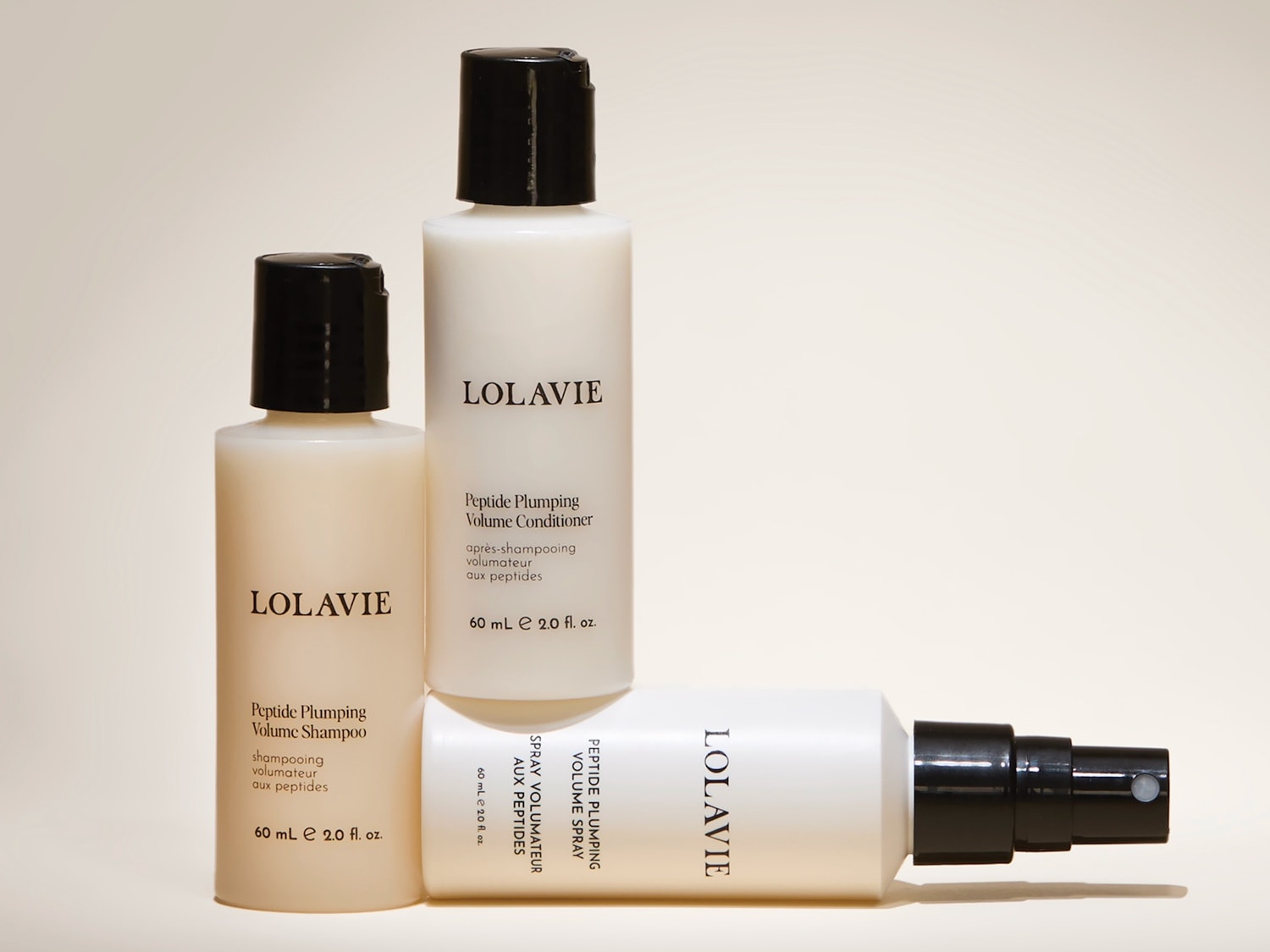 Découvrez le trio LOLAVIE : Shampoing, après-shampoing et spray volumateur aux peptides pour des cheveux visiblement plus denses et revitalisés.