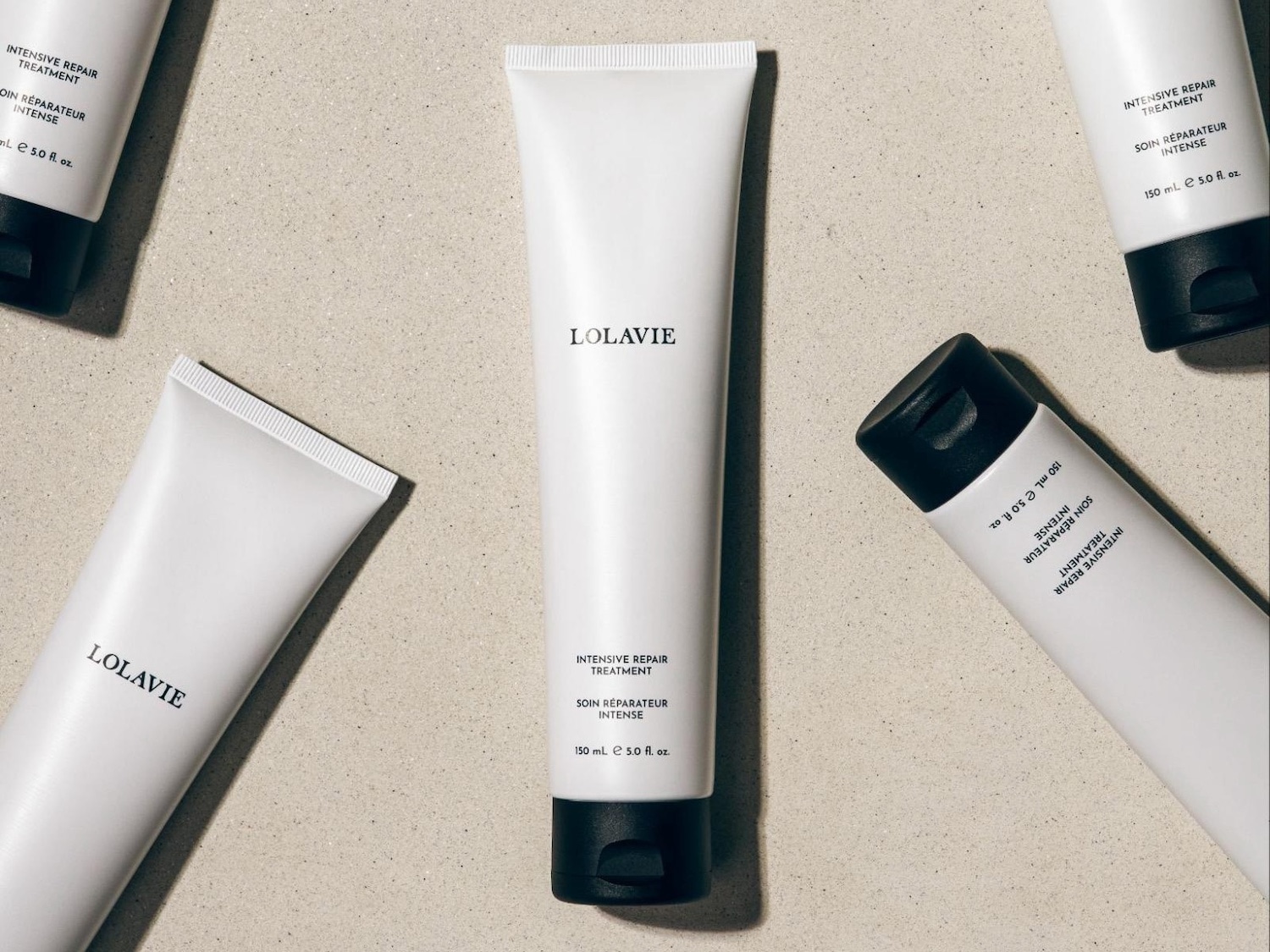 Découvrez le traitement réparateur intense LOLAVIE, présenté dans un tube blanc épuré avec des inscriptions en noir, pour des cheveux revitalisés et éclatants.