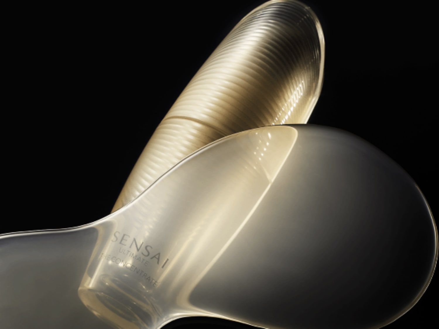 Zbliżenie na luksusowy krem Sensai Ultimate The Concentrate w perłowo-złotym opakowaniu, obiecujący intensywną regenerację skóry.