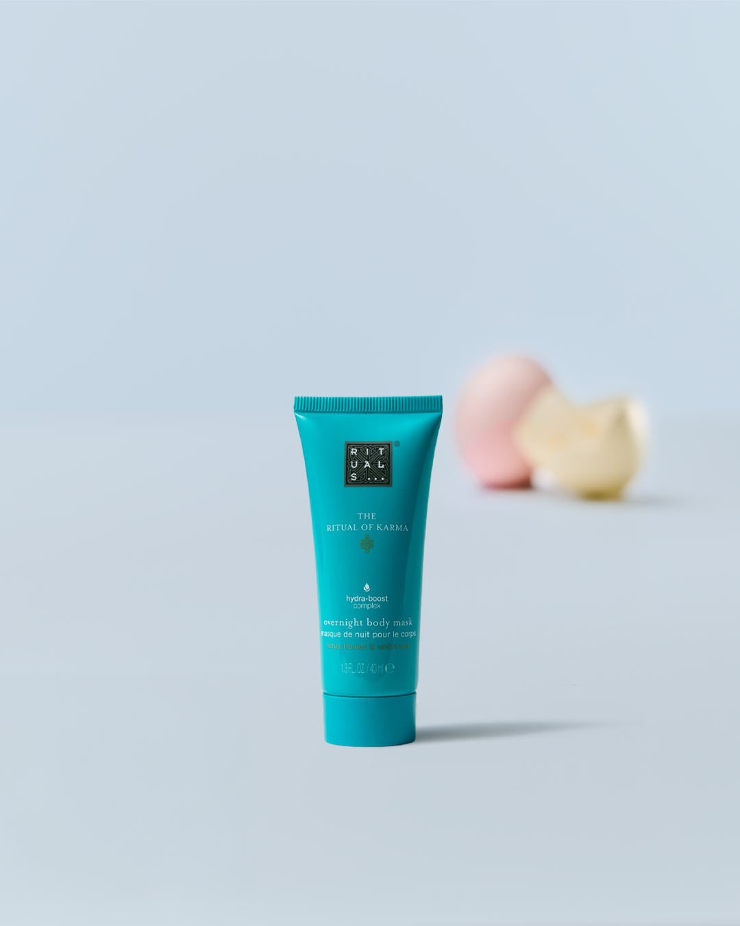 Die türkisfarbene Tube "The Ritual of Karma" enthält eine feuchtigkeitsspendende Nachtmaske für den Körper mit 40 ml Inhalt.