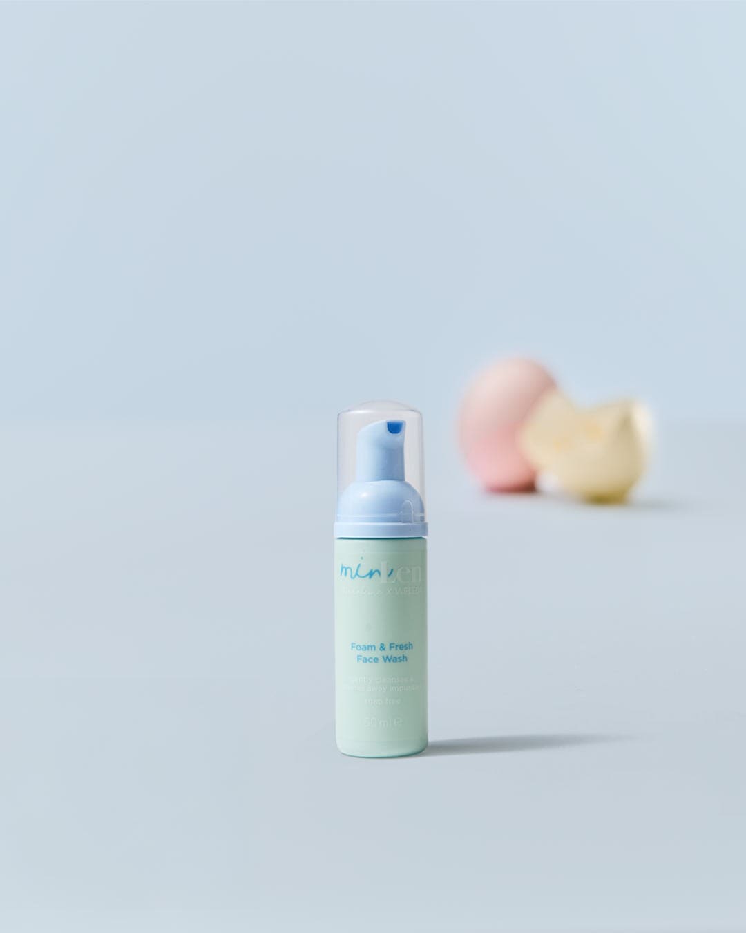 Die MinKen Foam & Fresh Gesichtswäsche in einer hellgrünen Flasche mit blauem Pumpkopf sorgt für eine sanfte Reinigung und entfernt Unreinheiten, während sie seifenfrei ist.