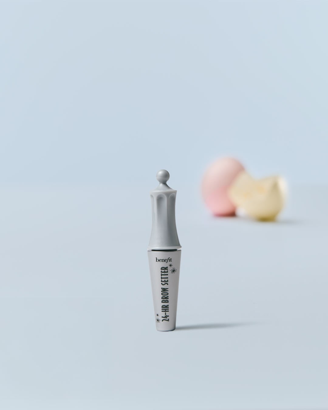 Benefit 24-HR Brow Setter in einer grauen Tube mit silbernem Deckel, der wie eine kleine Säule geformt ist, für einen langanhaltenden Augenbrauen-Look.