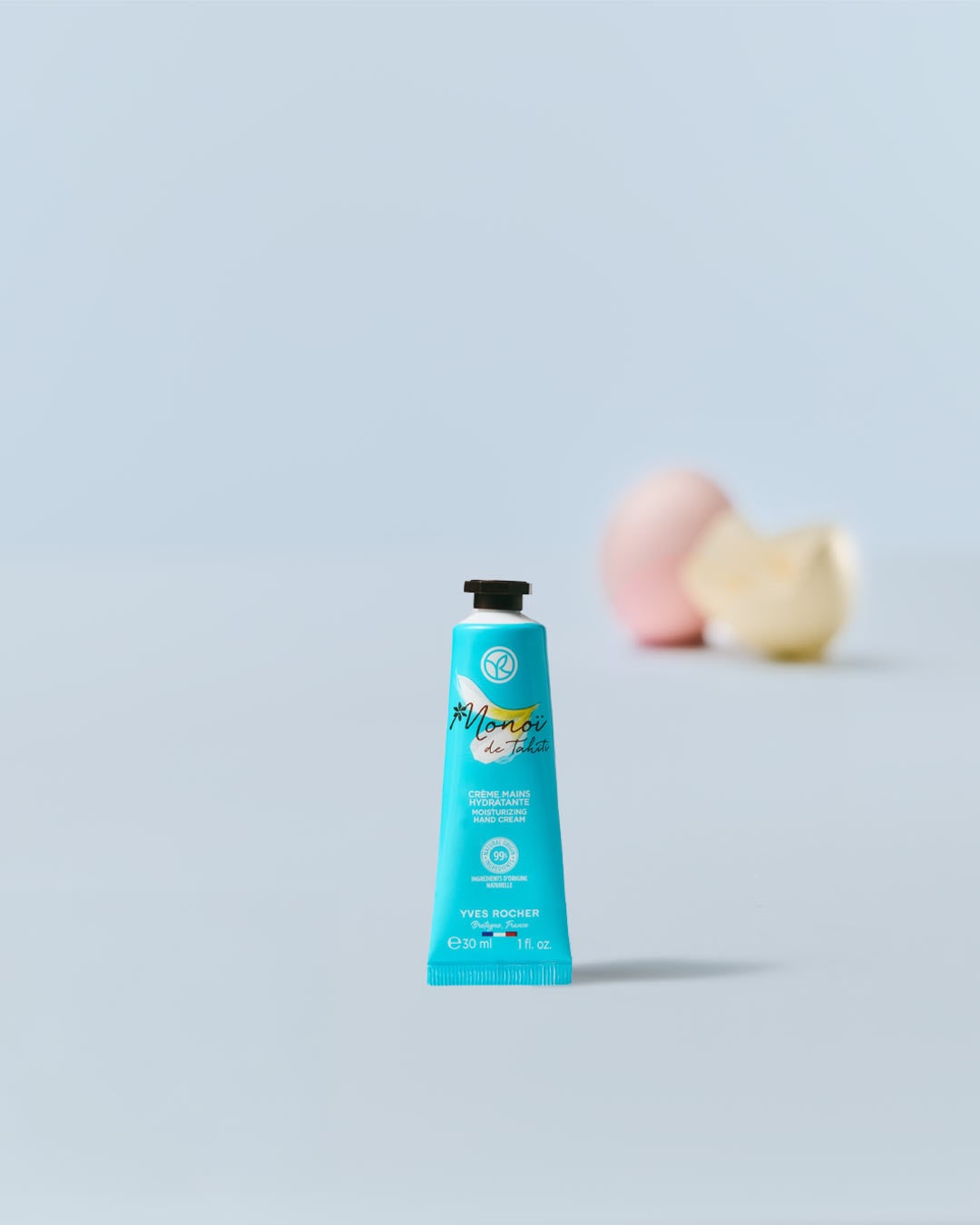 Die türkisfarbene Tube "Monoi de Tahiti" Handcreme von Yves Rocher verspricht mit 99% natürlichen Inhaltsstoffen Feuchtigkeit für die Hände.